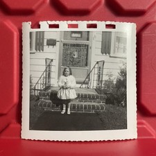 Fotografia vintage década de 1950 menina de pé fora de casa 3 1/2 x 3 1/2 comprar usado  Enviando para Brazil