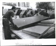 1989 Press Photo George Lambert & Nick Rice desmontar palco do Festival de Houston comprar usado  Enviando para Brazil