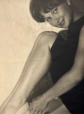 Usado, Vestido curto linda mulher década de 1960 pernas longas sorridente glamour pose foto vintage comprar usado  Enviando para Brazil