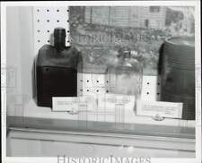 Réplicas de recipientes de bebidas alcoólicas de 1840 em exibição Press Photo comprar usado  Enviando para Brazil
