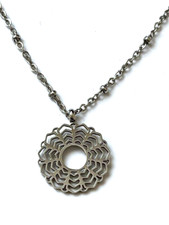COLLIER pendentif Fleur Acier couleur argenté LOLO YAYA jolie chaîne état NEUF comprar usado  Enviando para Brazil