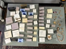 LOTE DE JOIAS AVON GIGANTE Maioria em Caixas Originais Desgaste Revenda Fantasia Vintage + comprar usado  Enviando para Brazil