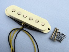 Squier Standard Single-Coil Strat Stagger Alnico Center Bom Estado 2013 comprar usado Squier Standard Single-Coil Strat Stagger Alnico Center Bom Estado 2013 comprar usado  Enviando para Brazil