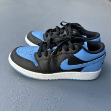 Nike Air Jordan 1 baixo preto/azul universitário/branco/preto tamanho EUA 4Y (crianças mais velhas), usado comprar usado  Enviando para Brazil