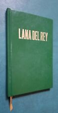 Livro de letras verde “Bíblia” Lana Del Rey turnê de verão sem fim 2015 capa dura RARO! comprar usado Livro de letras verde “Bíblia” Lana Del Rey turnê de verão sem fim 2015 capa dura RARO! comprar usado  Enviando para Brazil