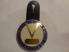 Distintivo tondo istituto usato  Italia