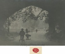 Menino em triciclo bicicleta no parque túnel foto de arte antiga por Jonathan Pardoe NJ comprar usado  Enviando para Brazil