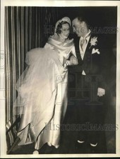 Foto de prensa de 1935 novia y novio abandonan la iglesia después de las ceremonias de boda segunda mano  Embacar hacia Mexico