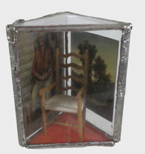 Cadeira pequena decorativa em vitrine de vidro com imagens laterais por Nancy Willard, usado comprar usado  Enviando para Brazil