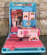 Máquina de costura infantil PETITE centro de atividades estojo de bateria rosa/azul 1980 comprar usado  Enviando para Brazil