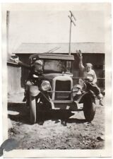 Foto original de dois meninos nos para-lamas da década de 1920 licença Chevrolet Montana comprar usado  Enviando para Brazil