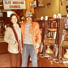 FOTO VINTAGE 1979 Mapes Hotel RENO Casino Slot Machines Chapéu Folha de Estanho COR ESTRANHA comprar usado  Enviando para Brazil