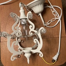 Candelabro branco pequeno de 1 lâmpada com cristais pendurados comprar usado Candelabro branco pequeno de 1 lâmpada com cristais pendurados comprar usado  Enviando para Brazil