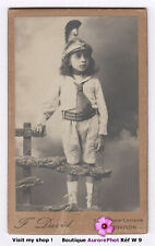 Child posing with d'occasion  Expédié en Belgium