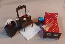Móveis vintage para casa de bonecas Renwal - Cama, vaidade, banco, mesa de cabeceira e rádio + 14 comprar usado Móveis vintage para casa de bonecas Renwal - Cama, vaidade, banco, mesa de cabeceira e rádio + 14 comprar usado  Enviando para Brazil