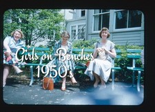 Slide 35mm meninas em bancos - década de 1950 (borda vermelha) (BB) comprar usado  Enviando para Brazil