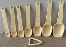 Conjunto completo 7 colheres de medição Tupperware + anel D vintage bege amêndoa EX COND comprar usado  Enviando para Brazil