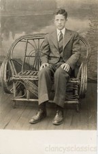 1944 Dick Zurhleen Primeiro Terno Big Man Senta Cadeira de Vime RPPC comprar usado  Enviando para Brazil