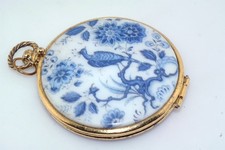 Pingente medalhão compacto vintage dourado azul e branco porcelana pássaro tom dourado comprar usado Pingente medalhão compacto vintage dourado azul e branco porcelana pássaro tom dourado comprar usado  Enviando para Brazil