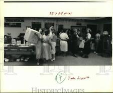 1990 Press Photo Tupperware revendedores e gerentes se alinham para pegar novos produtos, usado comprar usado  Enviando para Brazil