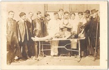 Foto antiga RPPC estudantes de medicina cadáver esqueleto cadáver macabro estranho década de 1910 comprar usado  Enviando para Brazil