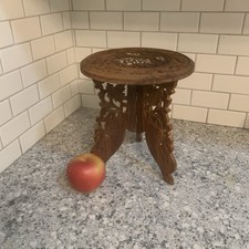 Usado, Vintage Madeira Esculpida Floral Pequeno Suporte de Mesa Dobrável Riser Inlay Dobrável comprar usado  Enviando para Brazil