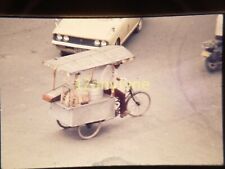 XXPL02 Vintage 35MM SLIDE Foto HOMEM ANDA DE BICICLETA/CARRINHO DE COMIDA comprar usado  Enviando para Brazil