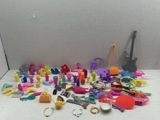 Lote aleatório de acessórios da Barbie roupas de comida sapatos bolsas garrafas esportivas beleza comprar usado  Enviando para Brazil