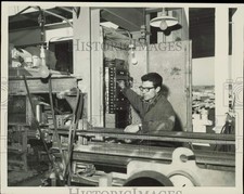 Foto de imprensa 1960 Bob Baker inventou uma máquina para produzir em massa crossties de concreto comprar usado  Enviando para Brazil