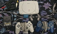 Playstation One Slim COMPLETO 2 controles, cabos, chip mod região livre com bolsa comprar usado  Enviando para Brazil