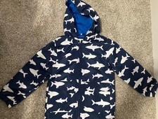 Jaqueta de chuva infantil Carters clássica e exclusiva tamanho M 5-6 azul marinho com tubarões brancos... comprar usado  Enviando para Brazil