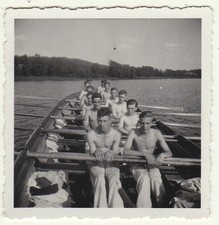 Usado, Jovens atletas masculinos sem camisa originais da década de 1940 em um barco a remo comprar usado  Enviando para Brazil