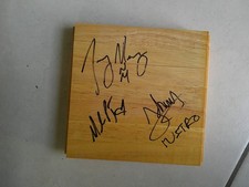 Peça de piso de madeira autografada WWE MNM.....por favor, leia comprar usado  Enviando para Brazil
