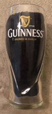 Copo de cerveja GUINNESS OFICIAL gravidade em relevo 20 oz, usado comprar usado Copo de cerveja GUINNESS OFICIAL gravidade em relevo 20 oz, usado comprar usado  Enviando para Brazil