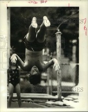 Usado, Foto de imprensa 1988 "Buster Bear" acampamento de verão crianças brincando no centro de salto de trampolim comprar usado  Enviando para Brazil