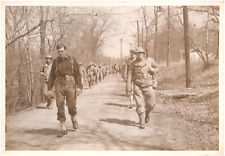 Foto vintage de soldados militares marchando na estrada suja local desconhecido década de 1930 comprar usado  Enviando para Brazil
