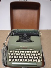 Antiga máquina de escrever elétrica portátil Corona Sea Foam verde década de 1950 com estojo original comprar usado  Enviando para Brazil