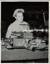 1943 Press Photo cabo Robert L. Serenberg trabalha em torno de metal na Inglaterra, usado comprar usado  Enviando para Brazil