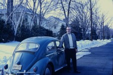 HOMEM EM PÉ PELO VW BESOURO NA RUA NEVADA, 1962 FOTO SLIDE comprar usado HOMEM EM PÉ PELO VW BESOURO NA RUA NEVADA, 1962 FOTO SLIDE comprar usado  Enviando para Brazil
