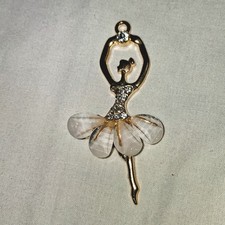 Berloque de joia tutu pétala branca strass tom dourado dançarina bailarina comprar usado Berloque de joia tutu pétala branca strass tom dourado dançarina bailarina comprar usado  Enviando para Brazil