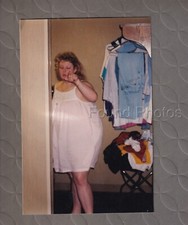 Fotografia encontrada cor original mulher olhos fechados no vestido aponta dedo H165 comprar usado  Enviando para Brazil