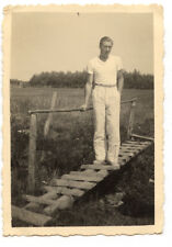 Man standing bridge d'occasion  Expédié en Belgium