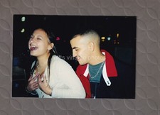 Fotografia vintage colorida encontrada original mulher ri olhos fechados C2750 comprar usado  Enviando para Brazil