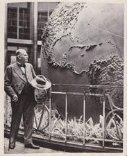 Usado, Foto de imprensa 1937 líder de culto da Terra Plana Wilbur G. Voliva com mapa do globo mundial comprar usado  Enviando para Brazil