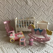 Usado, FAMÍLIA CORAÇÃO Boneca Barbie ROCK PLAY MUSICAL BERÇÁRIO Conjunto de Móveis para Bebê Berço 4674 comprar usado Usado, FAMÍLIA CORAÇÃO Boneca Barbie ROCK PLAY MUSICAL BERÇÁRIO Conjunto de Móveis para Bebê Berço 4674 comprar usado  Enviando para Brazil