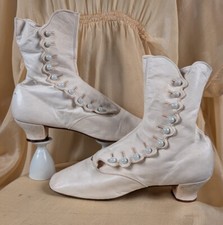 BOTAS VITORIANAS DE COURO BRANCO 1870’S BOTÃO LATERAL COM BORDA VIEIRA comprar usado  Enviando para Brazil