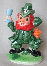 Estatueta vintage LEFTON porcelana duende 4" com garrafa e xícara St Patrick’s Day comprar usado  Enviando para Brazil
