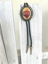 Gravata Bolo Rosa Coração Sagrado - Coroa Arte Mexicana - Presentes estilo ocidental para ela le comprar usado  Enviando para Brazil