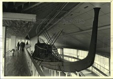 1987 Press Photo barco solar do faraó Quéops em museu perto da pirâmide de Quéops, Egito comprar usado 1987 Press Photo barco solar do faraó Quéops em museu perto da pirâmide de Quéops, Egito comprar usado  Enviando para Brazil