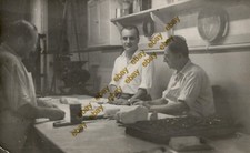 #63568 ALEXANDRIA Egito 22.9.1954 Homens em um laboratório profissional Foto PC tamanho comprar usado  Enviando para Brazil